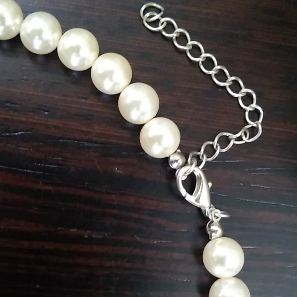 Stunning Pearlesque Statement Necklace - Picture 4 of 8